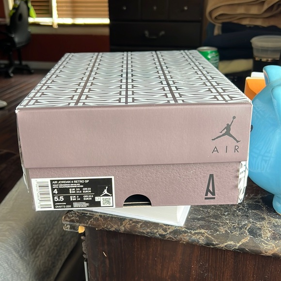 A Ma Maniére × Air Jordan 4 Retro ‘Violet Ore' - Picture 3 of 9